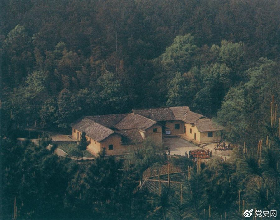 毛澤東故居——湖南省湘潭縣韶山?jīng)_上屋場(chǎng)。1893年12月26日，毛澤東在這里誕生。